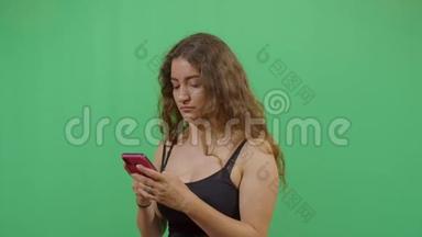 女人在手机上发短信
