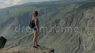 女旅行者站在山崖前，眺望远方