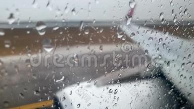 在暴雨期间，飞机在<strong>跑道</strong>上行驶的<strong>跑道</strong>上覆盖着雨坑的4k视频