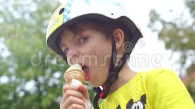戴着头盔的男生吃冰淇淋，看着摄像机