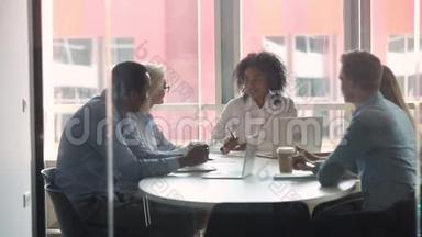 不同年龄和种族的商人聚集在会议室进行谈判