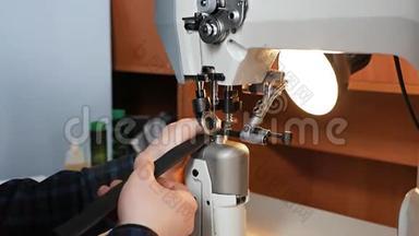 缝纫机针在运动。 缝纫机针头的特写迅速上下移动。 裁缝缝衣服