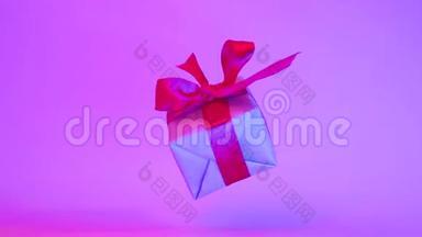 礼品盒，红色丝带旋转霓虹灯紫色背景。 360度旋转。 无缝环。 零度