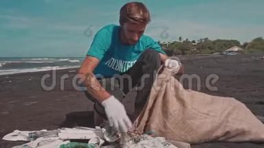 志愿者在海洋海滩上分类垃圾，在生态袋中折叠塑料瓶