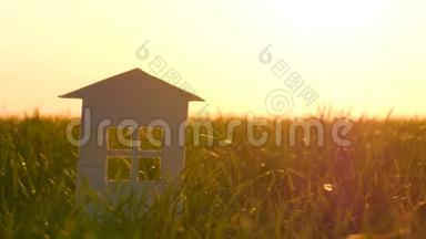 纸屋靠着绿草. 阳光透过窗户. c