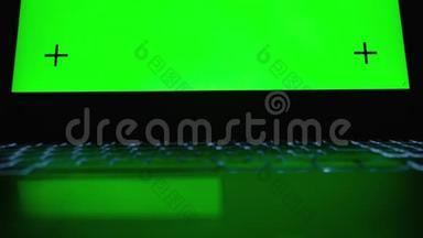 男人在家使用<strong>笔记本</strong>电脑，绿色<strong>笔记本</strong>电脑屏幕，4K镜头。 快关门。