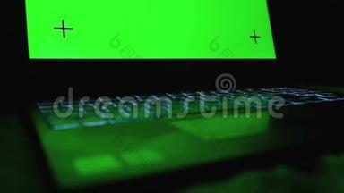 绿色屏幕上的第一人称视图。 男人在家使用<strong>笔记本</strong>电脑，绿色<strong>笔记本</strong>电脑屏幕，4K镜头。 站起来。