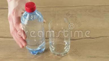 人手拿起瓶子，往玻璃里倒纯净水，使水结晶气泡扩散。 快关门。