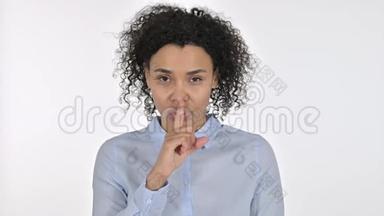 非洲年轻女子用手指在嘴唇上的肖像