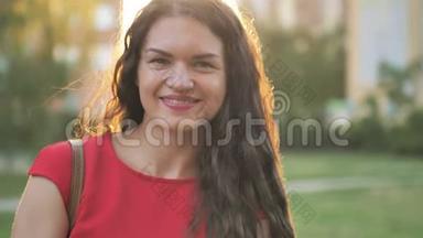 在公园里微笑的快乐美丽女人的慢镜头肖像。 真人系列