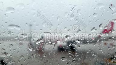 在暴雨期间，通过<strong>机场</strong>候机楼和飞机的湿机窗特写4k视频