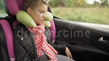 <strong>童年的</strong>道路旅行和人<strong>的</strong>概念-少女睡在婴儿车座椅与旅行枕头