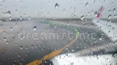 暴风雨中在潮湿的机场<strong>跑道上</strong>驾驶时震动和震动飞机的4k视频