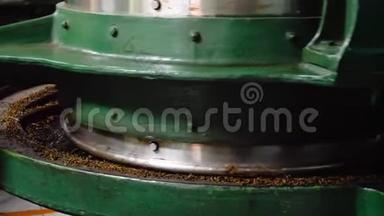 斯里兰卡老茶厂发酵茶叶专用机轧制特写4k视频