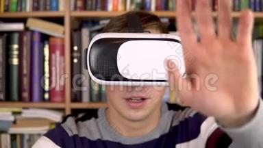图书馆里戴VR眼镜的年轻人。 一个头戴VR头盔的人在检查和触摸虚拟现实。 在里面