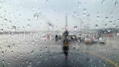 暴雨期间湿飞机和<strong>机场</strong>航站楼的4k视频