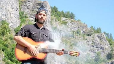 一个留着胡子的家伙假装会弹一把会冒烟的吉他。 关于一个摇滚音乐家关于大自然的奇怪视频