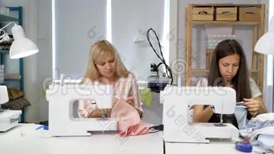 缝纫工人在工作时，在缝纫机附近缝制衣服，正面观看。