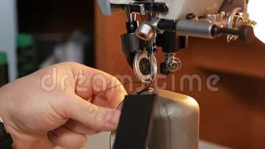<strong>缝纫机</strong>针在运动。 <strong>缝纫机</strong>针头的特写迅速上下移动。 裁缝缝衣服