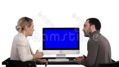 商务人士在<strong>电脑显示器</strong>周围开会，谈论屏幕上的东西，<strong>白色</strong>背景。 蓝色