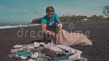 志愿者在海洋海滩上分类垃圾，在生态袋中折叠塑料瓶