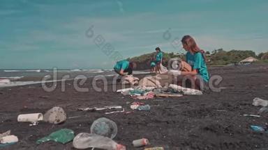 志愿者清洁海滩使用生态袋，<strong>整理</strong>海滩上的<strong>塑料</strong>