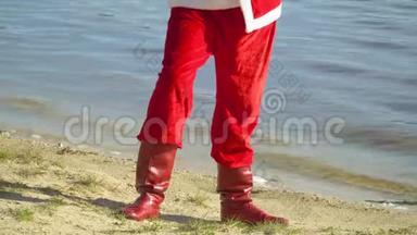 <strong>圣诞老人</strong>拿着一袋<strong>礼物</strong>站在河边或湖边。 <strong>圣诞老人</strong>把一个带<strong>礼物</strong>的袋子放在沙子上。 一种