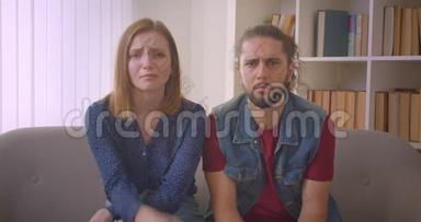 年轻女孩哭着在电视上<strong>看戏</strong>剧电影，她的男朋友试图在家里支持她。