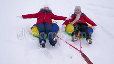 冬天的孩子们在雪地里乘坐充气雪管，扮演超级英雄。 孩子们在<strong>冬季度假胜地</strong>。 快乐