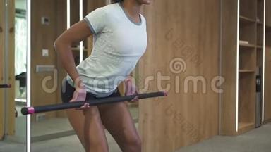 年轻<strong>女子</strong>正在健身房使用<strong>特殊</strong>设备练习和锻炼。