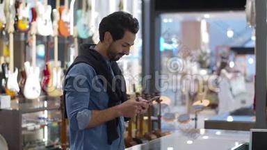 年轻英俊的男子使用智能<strong>手机支付</strong>智能手表非接触