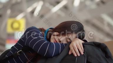 女旅客睡在机场等候<strong>延迟</strong>航班