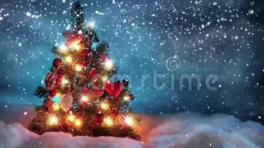 在白雪皑皑的<strong>夜晚</strong>，用球和灯装饰着圣诞<strong>树</strong>，当它轻轻地下雪`时候