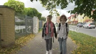 带<strong>背包</strong>的孩子从学校回来，微笑着。 少年<strong>男孩</strong>牵着<strong>女孩</strong>的手，在公园户外散步。