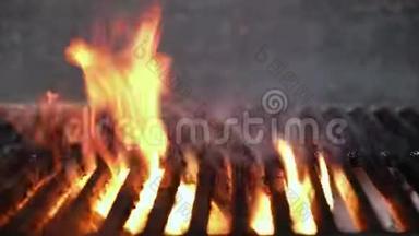 空的热炭烧烤烧烤烧烤烧烤与一大团火和<strong>烟雾</strong>正在餐厅燃烧。 多利滑动<strong>视频</strong>
