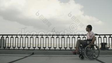 腿部肌肉瘫痪的人坐在无效的马车上和骑马。 从右到左骑行