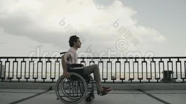 腿部肌肉瘫痪的人坐在无效的马车上和骑马。 从左到右骑车