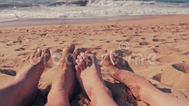 夏季海滩上的男女腿