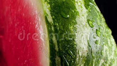 特写慢动作视频，水在新鲜成熟的西瓜上流动和下落。 完美的抽象镜头