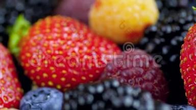 特写4k娃娃视频草莓，覆盆子，蓝莓和黑莓在桌上。 完美的抽象背景