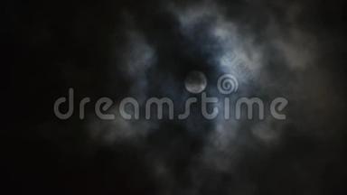 时间流逝，<strong>月圆</strong>在多云的天空，夜间飞越云层。