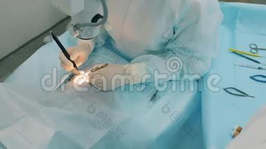 一位外科医生对病人的眼睛做手术。