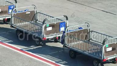 机场客机运送及装载行李及行李的空车或推车4k录像