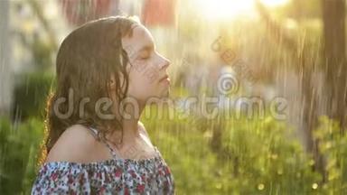 孩子们在夏<strong>雨中</strong>玩耍。 雨天儿童户外游戏。 小女孩在大<strong>雨中</strong>捕捉雨滴。 秋天