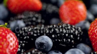 宏4k视频相机滑过许多黑莓草莓和蓝莓躺在桌子上。 完美的抽象