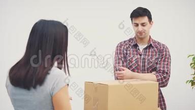 夫妻俩要搬进新公寓了。 女人对那个男人大喊大叫，因为他把大纸板箱放错地方了。
