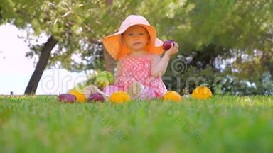 快乐的童年概念。 宝宝休闲活动.. 女孩在户外玩水果。 巴拿马儿童享受乐趣