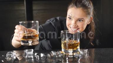 酒吧和鸡尾酒概念。 穿着黑色制服的女酒保在做鸡尾酒时对着镜头微笑。 夜间生活概念