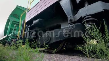 乘坐长货列车与<strong>大火</strong>车汽车的4k<strong>视频</strong>用于煤炭运输。 运输概念