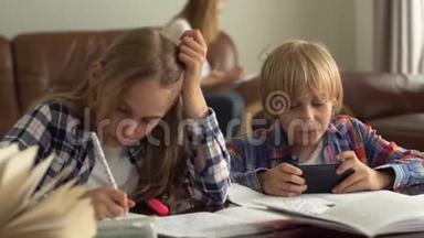 在家中学习的小学童在前台用手机在网上查看答案，而他们的母亲